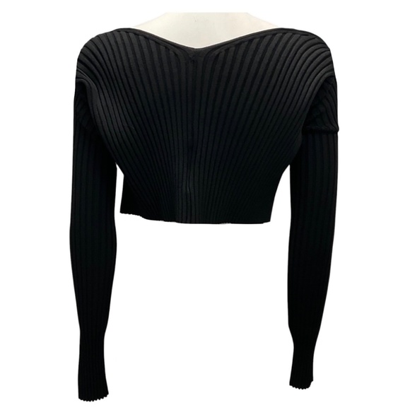 JACQUEMUS BLACK / GOLD SCRIPT NAMEPLATE DETAIL CROPPED RIBBED KNIT SWEATER - Picture 3 of 6